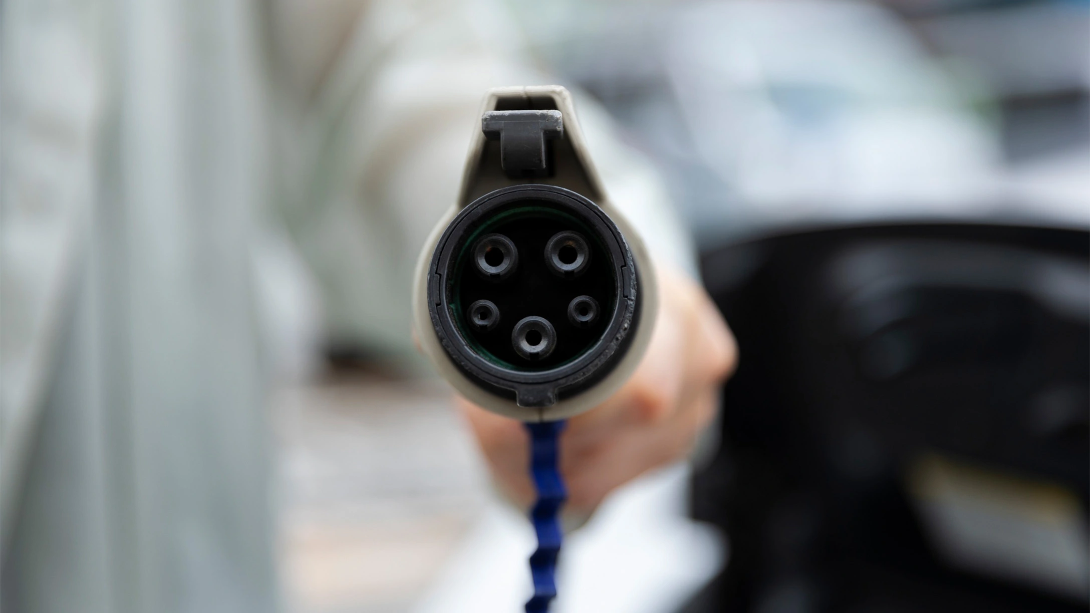 Vista cercana de cargador electrico de vehiculo