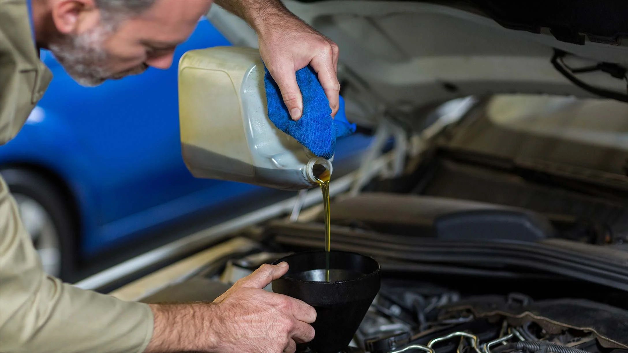 Líquido de frenos en un vehículo y su importancia en el sistema de frenado.