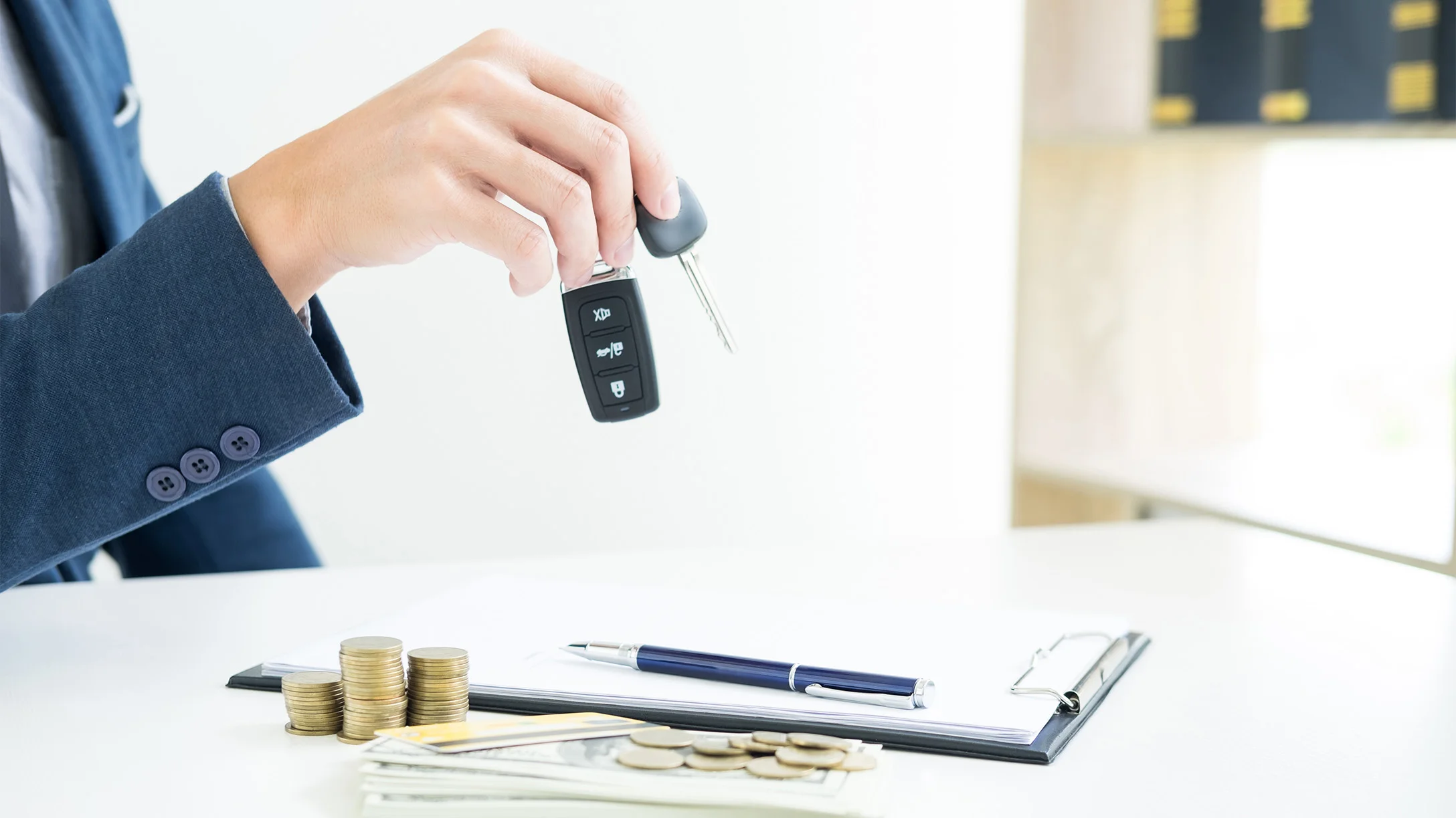 ¿Cuáles son los requisitos básicos para solicitar un crédito automotriz?